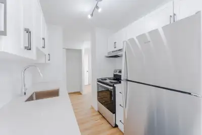 Amenities: Fitness Centre • Library • Quiet Building • Social Room Suite & Building: Bachelor, one-b...