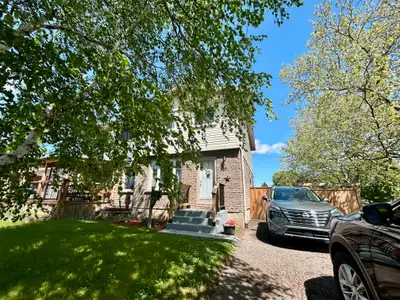 **SECORD WOODS** Modern 3 Bedroom Home!!