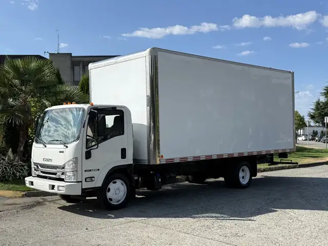 2019 Isuzu NRR 20 Foot Cube Van in Heavy Trucks in Delta/Surrey/Langley - Image 6