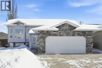 Welcome home to 413 Bendel Crescent - a spacious and well maintained bi-level located just blocks aw...