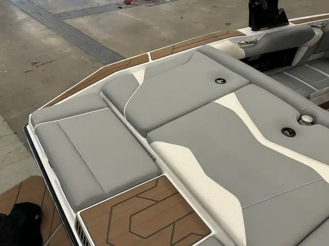 2025 Supreme S220 NOUVEAUTÉ 2025 in Powerboats & Motorboats in Laurentides - Image 8