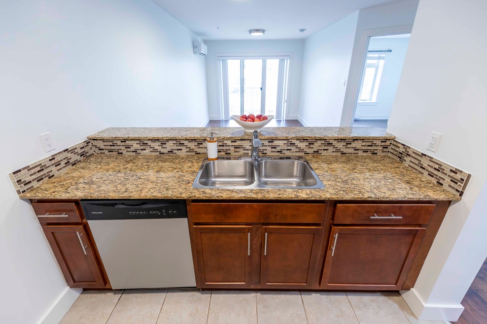 NICE 2BD AVAILABLE 4th FLOOR - In-suite laundry -Balcony $1895 4