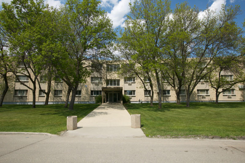 Westport Plaza A Quiet Hidden Gem in St. James off Portage Ave! Long