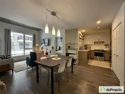 Charmant condo de 2 chambres situé dans le Mile-End. Grandes fenêtres offrant une belle luminosité,...