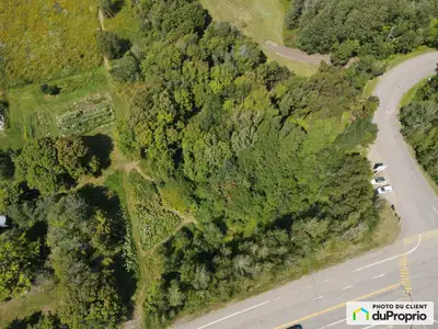 Prêt à construire et desservi par l'aqueduc municipal Vue partielle sur les montagnes Possibilité de...