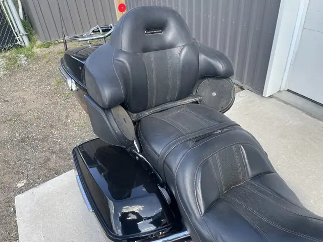 2015 Harley-Davidson® FLTRUSE CVO™ Road Glide® Ultra in Touring in Pembroke - Image 8