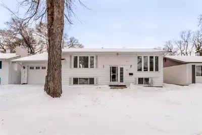 2C//Winnipeg/SS now! Offer anytime!Welcome to 6 Oakleaf Drive, Winnipeg, located on a quiet resident...