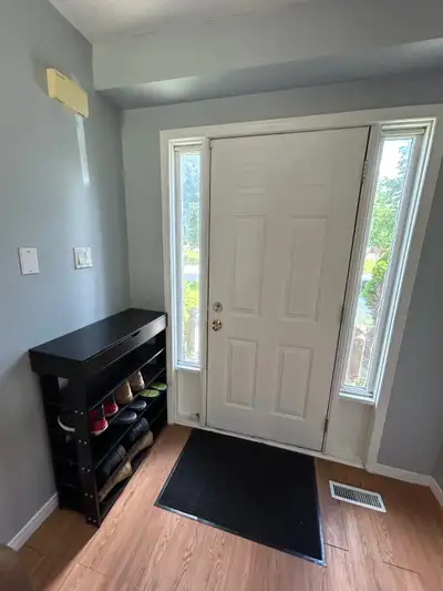 -5 minutes walk to Fanshawe main campus; -Close to bus stops, grocery stores, and other amenities; -...