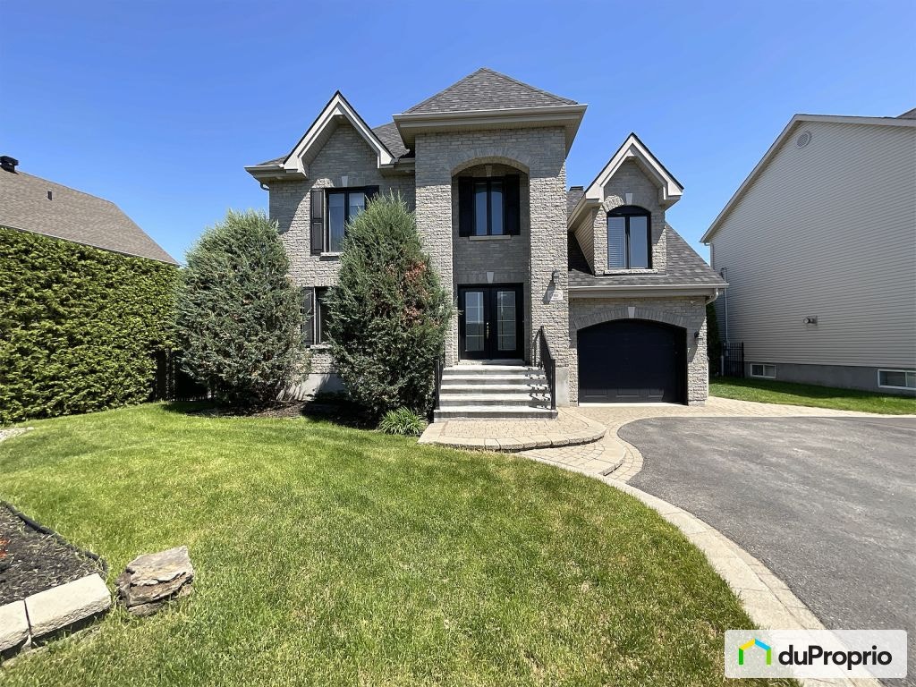 $980,000 - 2 Storey for sale in Ste-Julie — photo 1