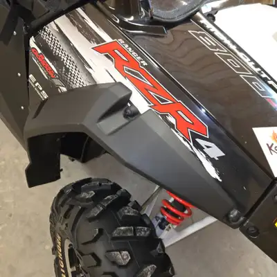 Side by Side Polaris RZR4 en excellente condition. 1800 KM - avec plusieurs extras toujours entrepro...