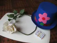 AUBAINE - CHAPEAU DE CLOWN NEUF ET TROUSSE DE MAQUILLAGE