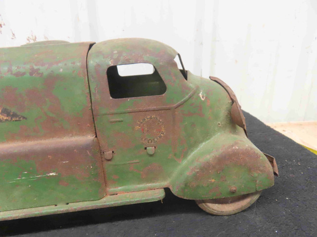 Wynadotte 1930's Pressed Metal Sinclair Fuel Delivery Truck in Arts & Collectibles in Vancouver - Image 2