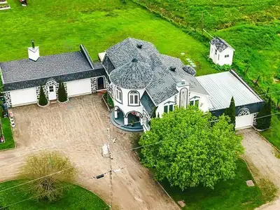 Dreaming of tranquility and space in nature? This charming house located in the countryside is for y...
