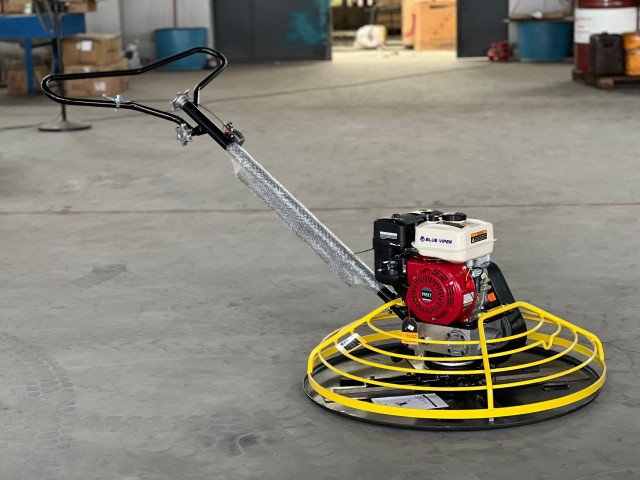 NEW LONCIN CONCRETE POWER TROWEL S100 in Power Tools in Brandon