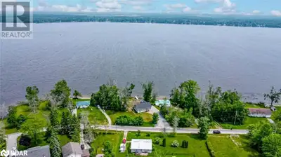 YEAR-ROUND RETREAT ON DALRYMPLE LAKE - RELAX, PLAY, UNWIND, REPEAT! Wake up every day to breathtakin...