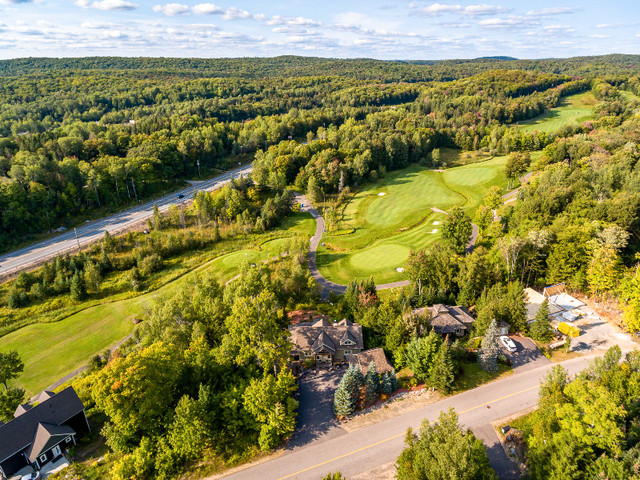 Remarkable property overlooking Deerhurst Highlands Golf Course dans Maisons à vendre  à Muskoka