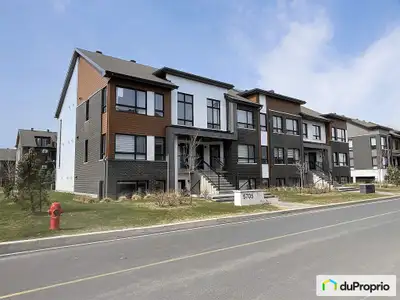 Découvrez ce magnifique espace de vie de 910 pi², idéalement situé dans un secteur paisible et à pro...