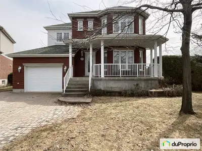 Découvrez une oasis de confort et de style dans cette résidence spacieuse de 1 854 pi², nichée sur u...