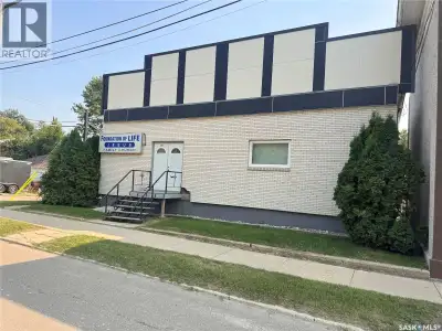 Versatile commercial opportunity just blocks from downtown Weyburn! With approximately 1,841 sq. ft....