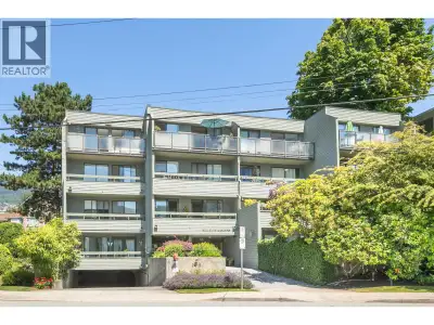 Incredibly hot location!!Steps to iconic West Van seawall & beachfront access across the street. A v...