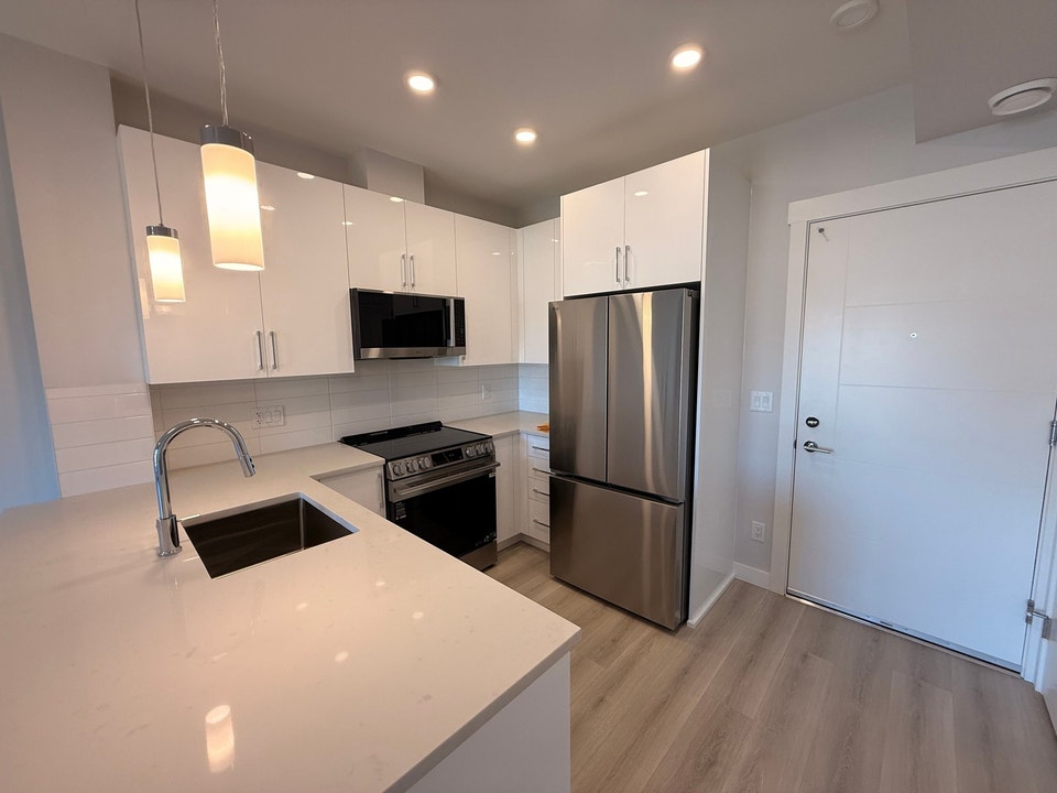 Bright 2 Bedroom Condo in Mission 2