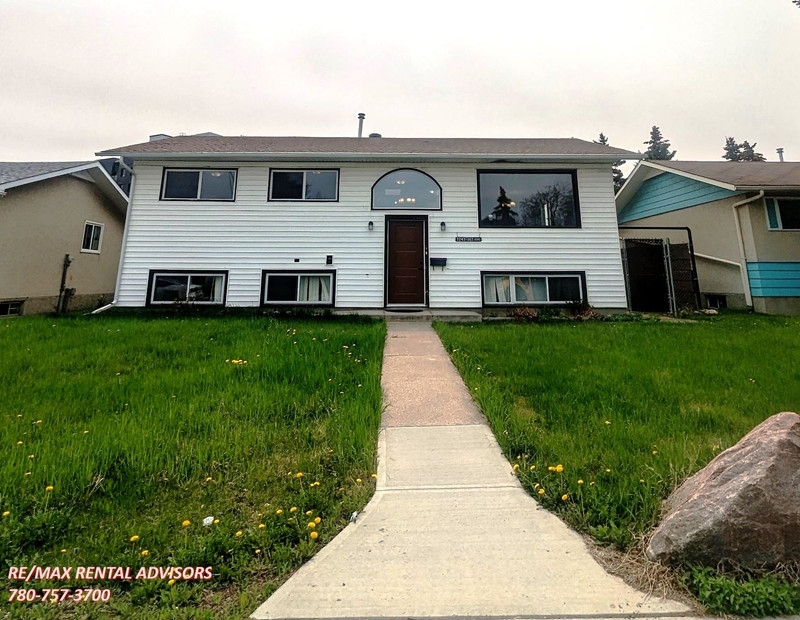 BRIGHT AND SPACIOUS 3 BEDROOM UPPER LEVEL IN FAMILY NEIGHBOURHOO Long