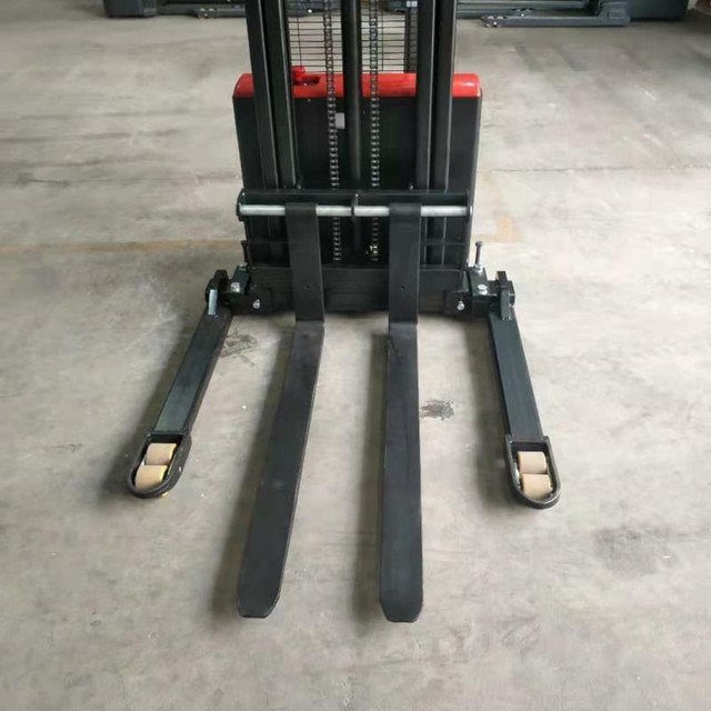 Brand new  Electric straddle stacker pallet stacker 138”  2645lb in Other in Yellowknife - Image 2
