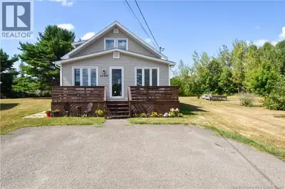 Située directement sur la rue Principale, à Tracadie, cette propriété sied sur un grand terrain de 1...