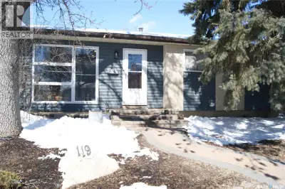 Be sure to see this 3 bedroom bungalow in College Park. 4th bedroom in basement. Crescent location w...