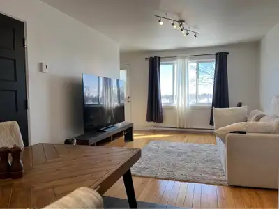 Saint-Leonard - Superbe 4 1/2 Rénové au 3e Étage - 1er Juillet