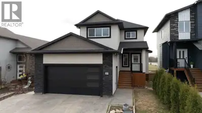 Welcome to this stunning custom 2-storey home in desirable Summerside featuring a LEGAL WALKOUT BASE...