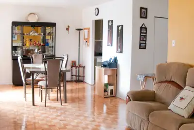 $1625, Ave. De Navarre, Saint-Lambert, QC Disponible AOUT Un bâtiment en béton a trois étages avec p...
