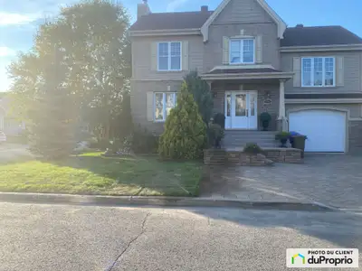 Magnifique propriété située dans le domaine du parc, quartier des fleurs! À proximité de tous les se...