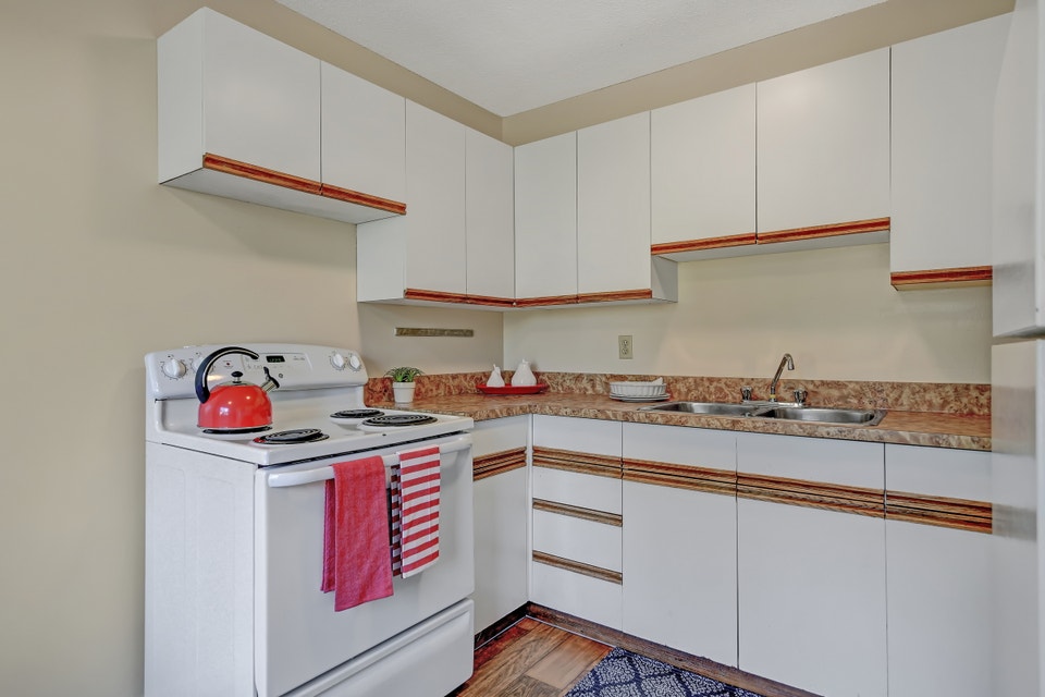 Family and Pet Friendly 3 Bedroom Townhome with Front Yard! 2