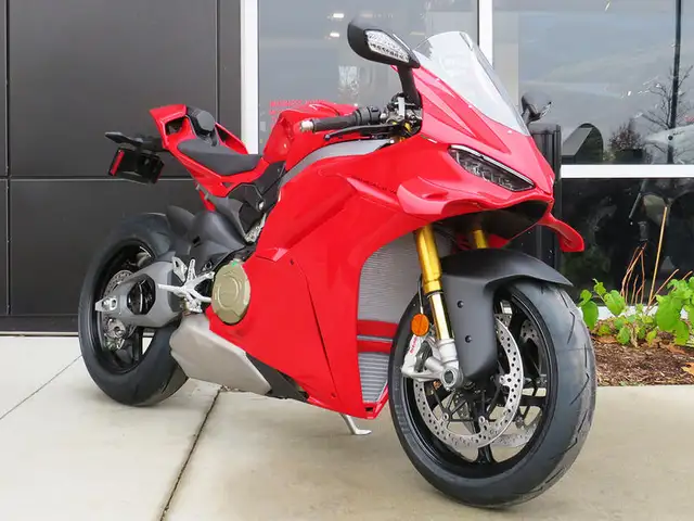 2025 Ducati Panigale V4 S Ducati Red in Sport Bikes in Cambridge - Image 2