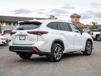 No Accidents - AWD - 3rd Row Seating - SofTex Leather - Sunroof The 2024 Toyota Highlander XLE is a... (image 8)