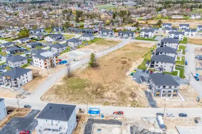 Opportunité rare! Terrain de 11 845.7 pi² situé dans un secteur locatif à East Angus. Le zonage perm...