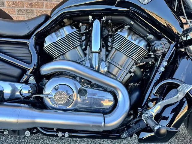 2010 Harley-Davidson V-Rod Muscle **LOW KMS** **EXTRAS** in Street, Cruisers & Choppers in Markham / York Region - Image 9