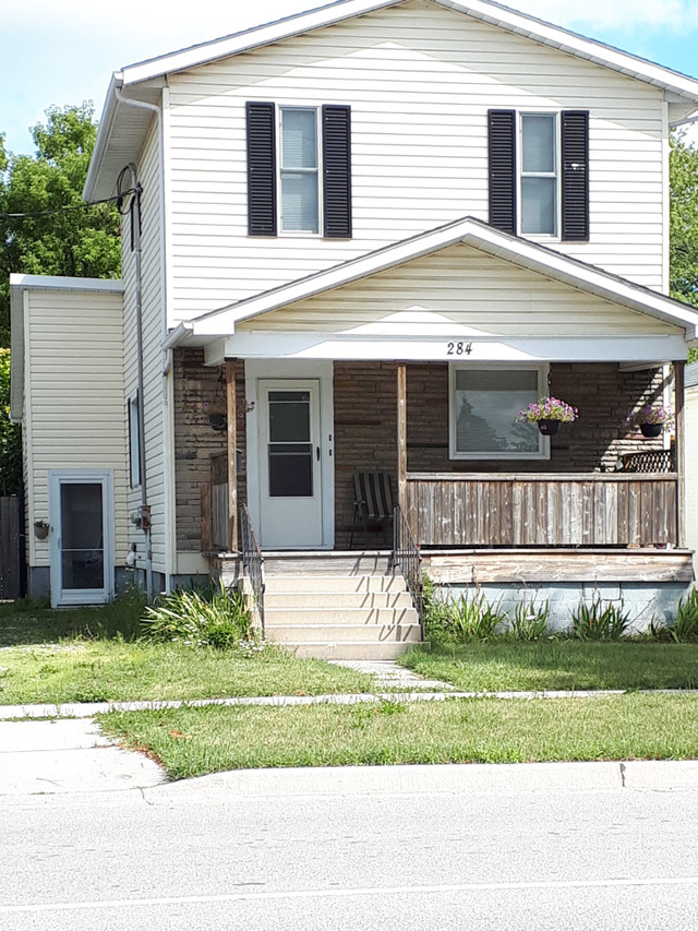 2 bedroom plus a den ~ Close to downtown and the waterfront in Long Term Rentals in Sarnia