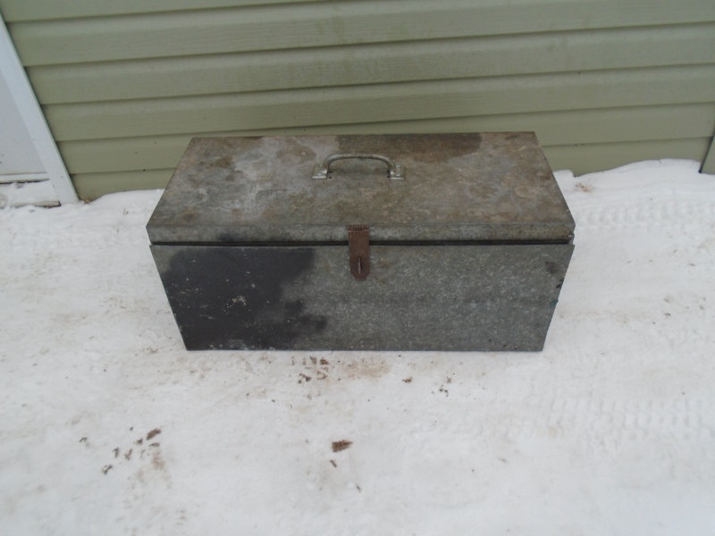 Coffre a outil a un compartiment sur le dessus et 3 tiroirs Rangement