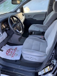 Ce Sienna est équipé de : Bluetooth, Cruise, Portes coulissante automatique, PRISE USB, sièges chauf... (image 9)