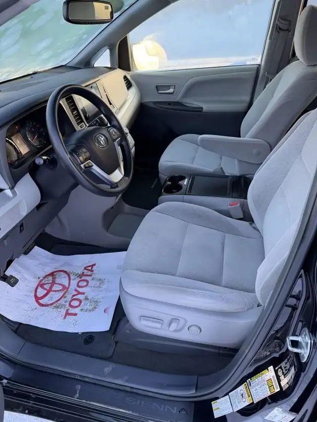 Toyota Sienna LE AWD 2017 - ENTRETENUE AU CONCESSIONNAIRE - in Cars & Trucks in Québec City - Image 11