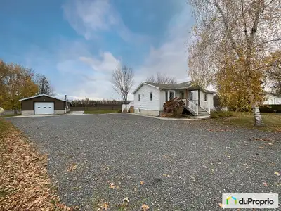Découvrez ce havre de paix sans voisins à l'arrière, offrant une intimité sur un terrain paysager de...