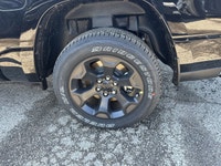 3.92 REAR AXLE RATIO,WHEELS: 20 X 9 ALUMINUM PAINTED CLAD (STD),TIRES: 275/55R20 OWL ALL-SEASON (STD... (image 7)