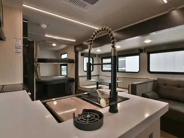 2026 Cherokee Alpha Wolf 26DBH in Travel Trailers & Campers in Edmonton - Image 10