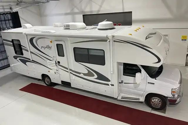 2010 Jayco Greyhawk 31GS - Pre-Owned Class C Motorhome in RVs & Motorhomes in Red Deer - Image 6