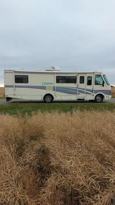 1994 Fleetwood Coronado 30'Class A Motorhome Well-maintained, no issues Low kilometers, 63,000km Che...