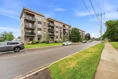 Building Description Welcome to Oxford Haus Apartments, a luxury rental community in the charming ci...