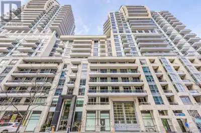 Spacious 2+1 Bedroom & 2 Bath Interior Corner Unit Offering 1028 Sqft + 55 Sqft Balcony. Original Ow...
