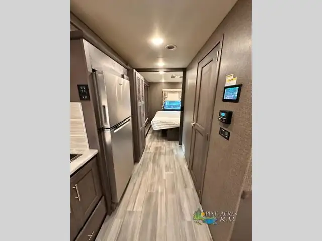 2022 Thor Motor Coach Challenger 35MQ only 6,310 Miles in RVs & Motorhomes in Moncton - Image 34